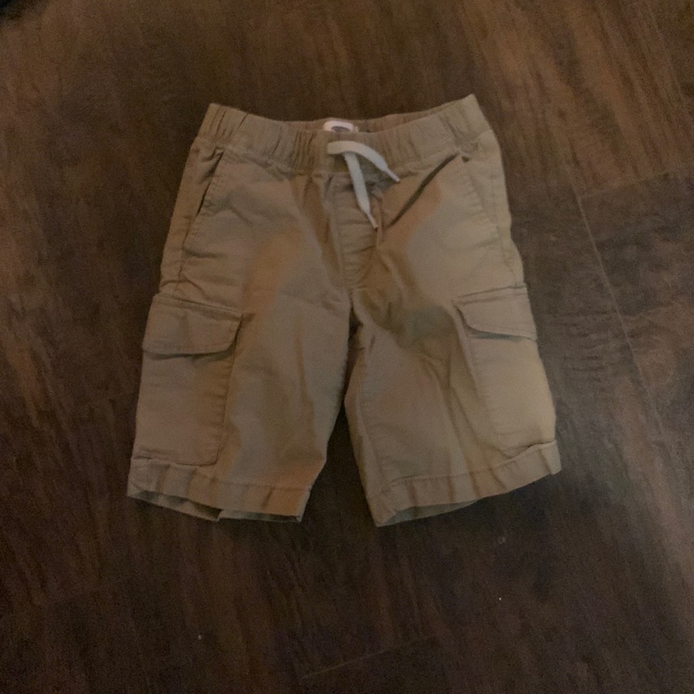Old navy adjustable cargo shorts. Boys size 8 (M)